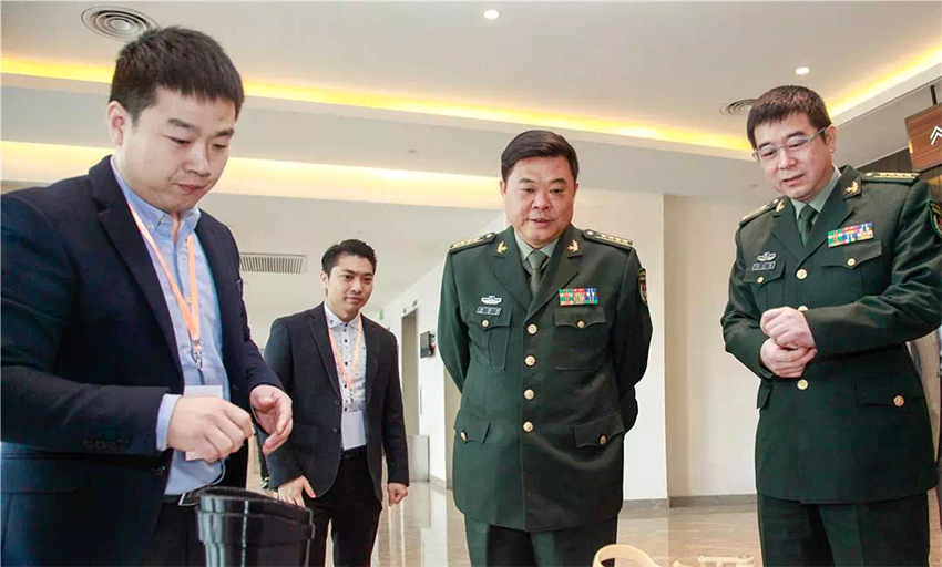 廣東工業(yè)設計城張勇先生為衛(wèi)勤裝備領域的專家介紹展品11.jpg