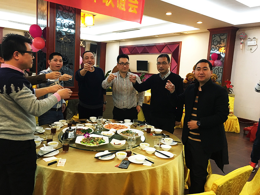 年會(huì)領(lǐng)導(dǎo)們舉杯同慶12.jpg